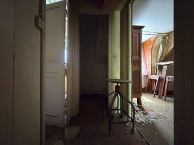 une pièce dans laquelle se trouvent une table et des chaises