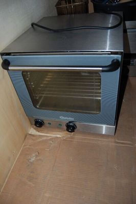 une photo d'un four grille-pain posé dans un carton