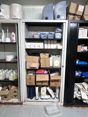 de nombreuses boîtes et bacs sur les étagères de la pièce