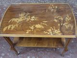 une table en bois ornée d'un motif floral