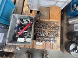 une caisse remplie d'outils posée sur une palette
