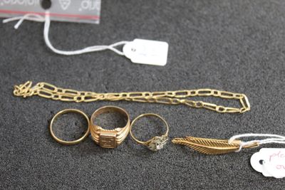 beaucoup de bagues et de bracelets en or posés sur une table