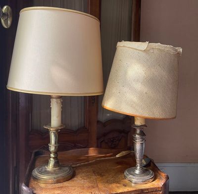 two lamps that are sitting on a table in a room