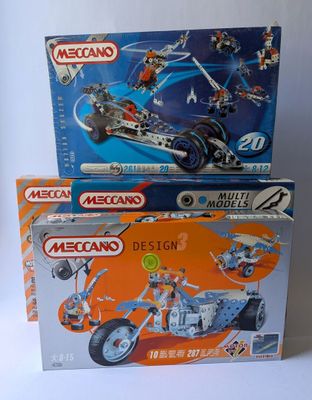 deux boîtes de legos posées l'une sur l'autre