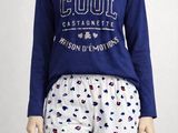 un ensemble de pyjama pour femme composé d'un t-shirt bleu et d'un pantalon blanc
