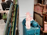 une commode bleue et une chaise bleue dans une pièce