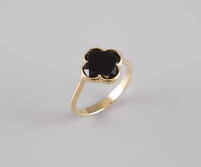 une bague en or avec une pierre noire au centre