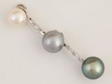 un gros plan sur une paire de boucles d'oreilles en perles posées sur une surface blanche