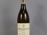 une bouteille de vin posée sur une table