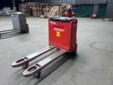 un chariot élévateur équipé d'une fourche dans un entrepôt