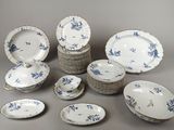 de nombreuses assiettes et bols décorés de fleurs bleues