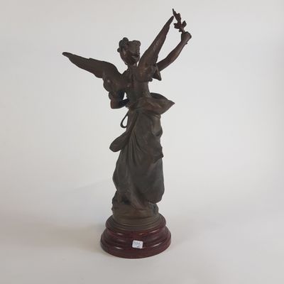 statue d'une femme tenant un oiseau sur un socle, sur fond blanc