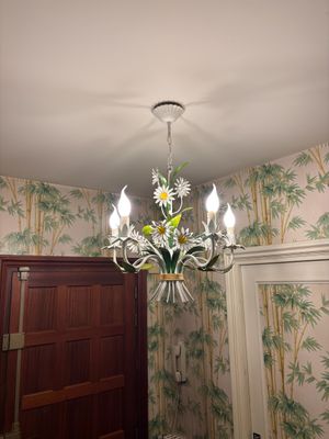 un lustre suspendu au plafond d'une salle de bains