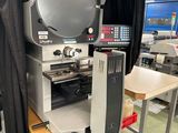 une machine placée au milieu d'une pièce