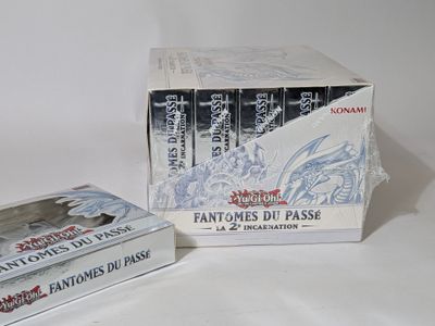 un paquet de cigarettes posé à côté d'un autre paquet de cigarettes