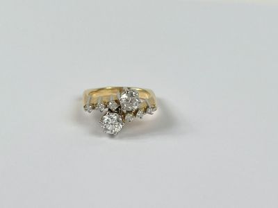 gros plan d'une bague en diamant sur une surface blanche