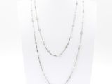 un collier blanc sur un mannequin, un mannequin, un mannequin, un mannequin, un mannequin, un mannequin, un mannequin, un mannequin