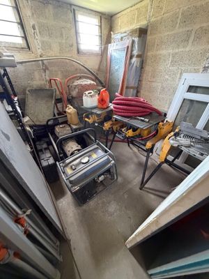 une pièce où se trouvent de nombreux outils