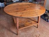 une table en bois avec une étagère dans une pièce