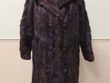 une image d'un manteau de fourrure sur un mannequin