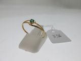 l'image d'une bague en or ornée d'une pierre verte