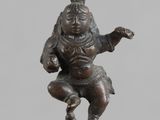 une image représentant une statue en bronze d'un homme assis sur un socle
