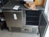 une petite cuisine équipée d'un réfrigérateur, d'un évier et d'un micro-ondes
