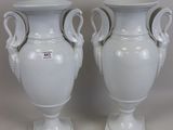 deux vases blancs, chacun muni d'une anse