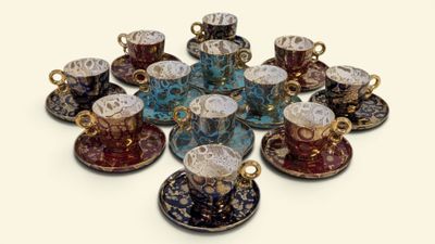 de nombreuses tasses et soucoupes disposées en cercle