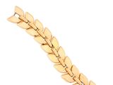 gros plan d'un bracelet en or sur fond blanc