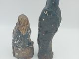 deux figurines représentant un homme et une femme dans la neige