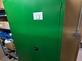 une armoire métallique verte au milieu d'une pièce