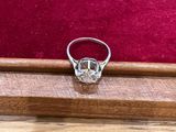 un gros plan d'une bague en diamant posée sur une table en bois