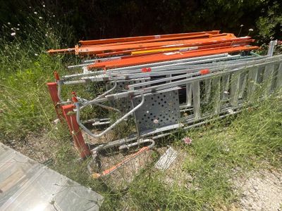 un tas de matériel de chantier qui traîne dans l'herbe