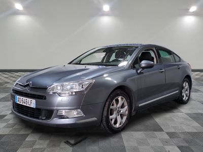 la voiture grise est garée sur un sol en damier dans le garage