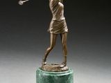 statue en bronze représentant une femme jouant au golf, posée sur un socle en marbre