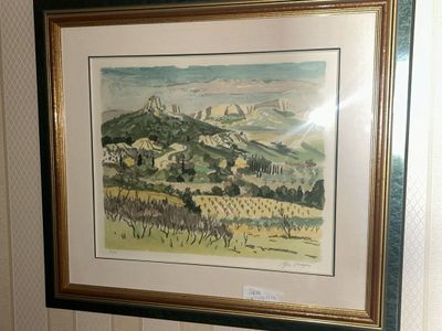 une photo d'un tableau accroché au mur