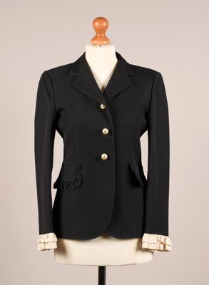 un gros plan d'une veste noire sur un mannequin