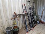 de nombreuses paires de skis et de bâtons de ski appuyés contre un mur