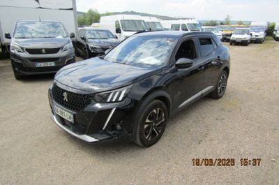 une photo d'une voiture noire garée sur un parking