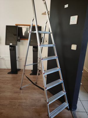 une échelle adossée au mur d'une pièce