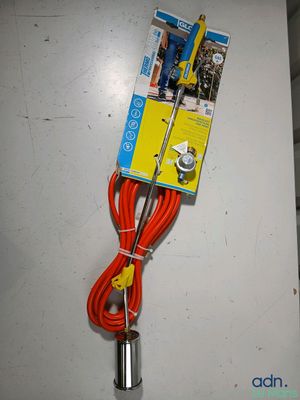 une rallonge rouge et jaune fixée à un mur blanc