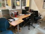 un bureau avec deux chaises et un ordinateur dessus