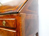 un petit bureau en bois surmonté d'un tiroir