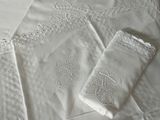 une nappe blanche ornée de motifs brodés