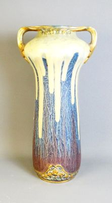 un vase bleu et blanc posé sur une table