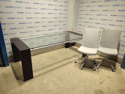 un bureau en verre avec deux chaises devant un mur