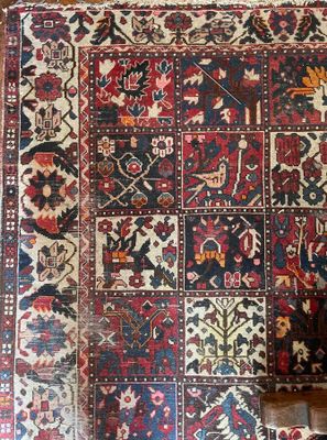 une photo d'un grand tapis oriental posé sur un parquet