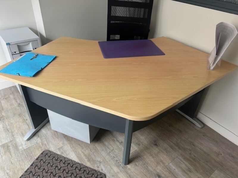 Ensemble de mobilier de bureau comprenant : un bureau d'angl…