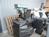 une machine posée sur une palette dans un entrepôt